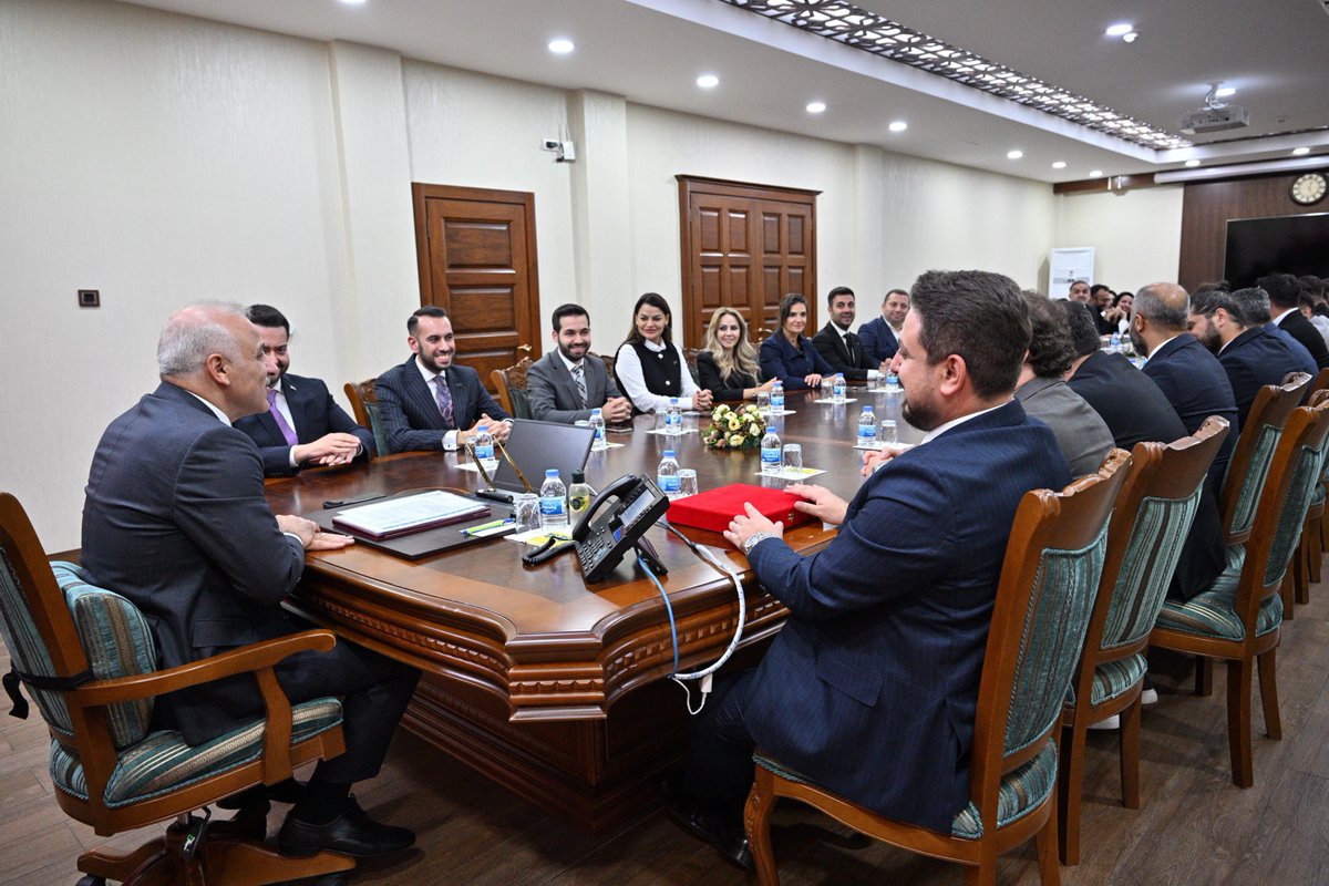 Diyarbakır’da gerçekleştirdiğimiz Girişimci Kütüphanesi Projesi sonrasında, Diyarbakır Valimiz sayın Murat Zorluoğlu, bizleri makamına kabul etti. Kadim şehir Diyarbakır’da böyle anlamlı bir projeyi hayata geçirdiğimiz için teşekkürlerini ileterek memnuniyetlerini ifade ettiler.
