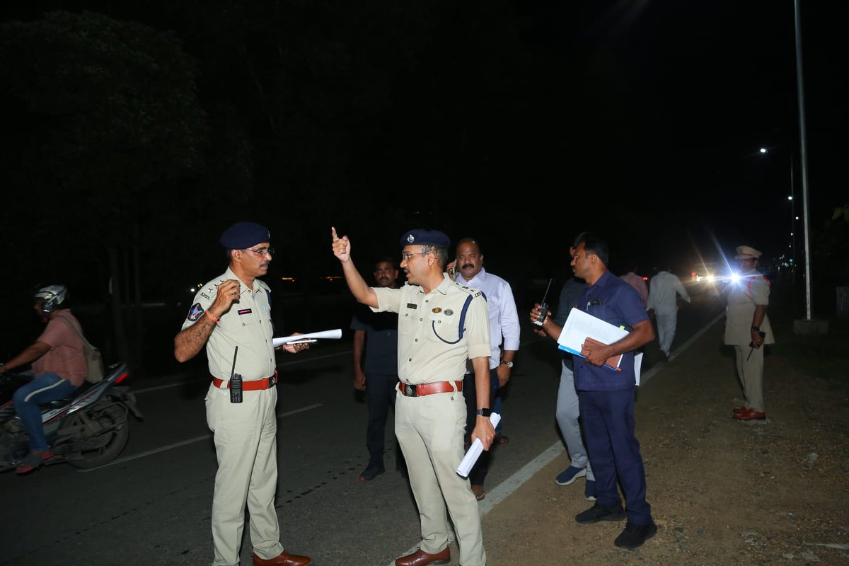 police_guntur's tweet image. వీవీఐపీ, వీఐపీల రాకపోకల సందర్భంగా CK కన్వెన్షన్ హాల్ వద్ద భద్రతా ఏర్పాట్లను పరిశీలించిన గుంటూరు జిల్లా ఎస్పీ శ్రీ వకుల్ జిందాల్, ఐపీఎస్ గారు
@APPOLICE100 
#LawAndOrder
#APPolice
#guntur