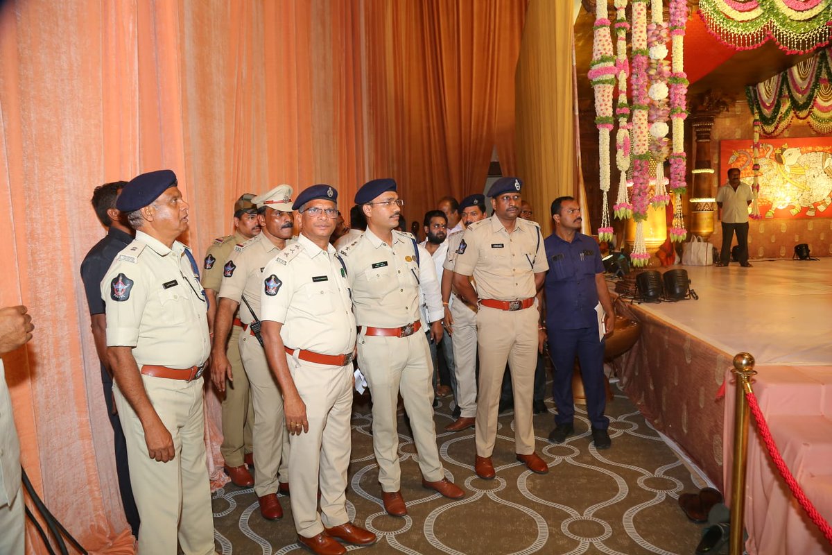police_guntur's tweet image. వీవీఐపీ, వీఐపీల రాకపోకల సందర్భంగా CK కన్వెన్షన్ హాల్ వద్ద భద్రతా ఏర్పాట్లను పరిశీలించిన గుంటూరు జిల్లా ఎస్పీ శ్రీ వకుల్ జిందాల్, ఐపీఎస్ గారు
@APPOLICE100 
#LawAndOrder
#APPolice
#guntur