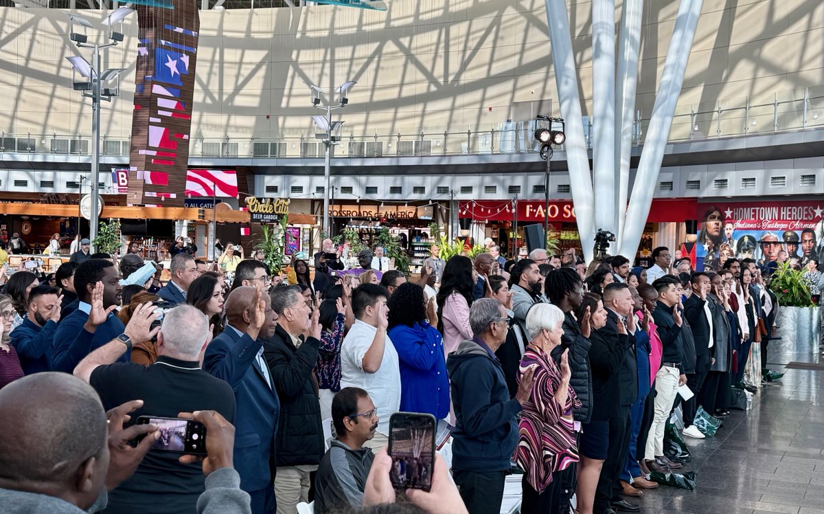 INTLCTR's tweet photo. 🇺🇸 The International Center was honored to attend yesterday’s Naturalization Ceremony at Indianapolis International Airport!
Congrats to 95 new citizens from 43 countries. Special thanks to Jill McKinney, Martin Baier, and Atiya Smith for representing The Center!
#INTLCTR https://t.co/w8l5FhrwWl