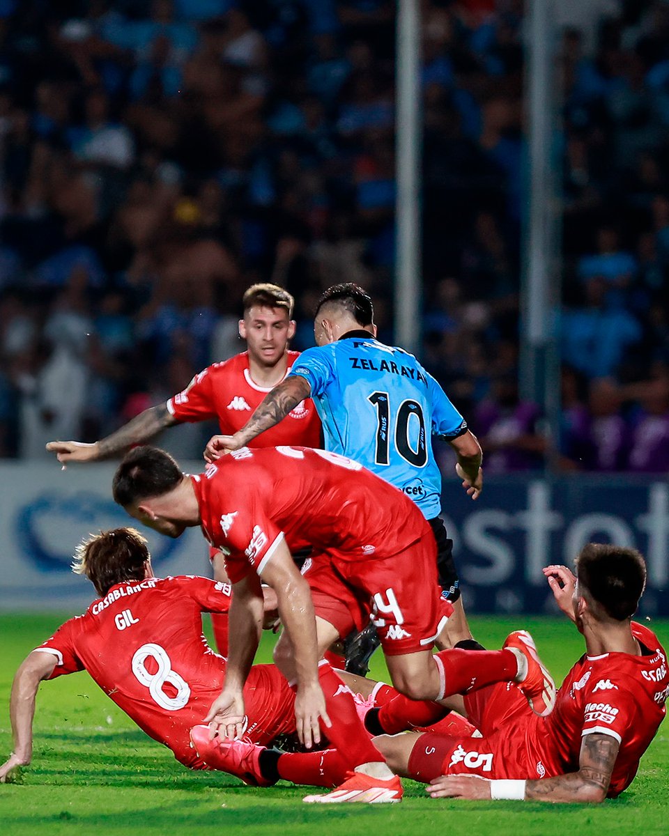 #Belgrano | "El diez susurró a su oído
"Novia eterna, ven conmigo
Te llevaré de paseo
Que nos verá todo el mundo
Y sabrán cuánto te quiero"
La pelota enamorada
Blanca piel inmaculada
Se entregaba sin pudor
A suelas de terciopelo
De su eterno gran amor".

Nuestro 1️⃣0️⃣. 🪄🏴‍☠️.
