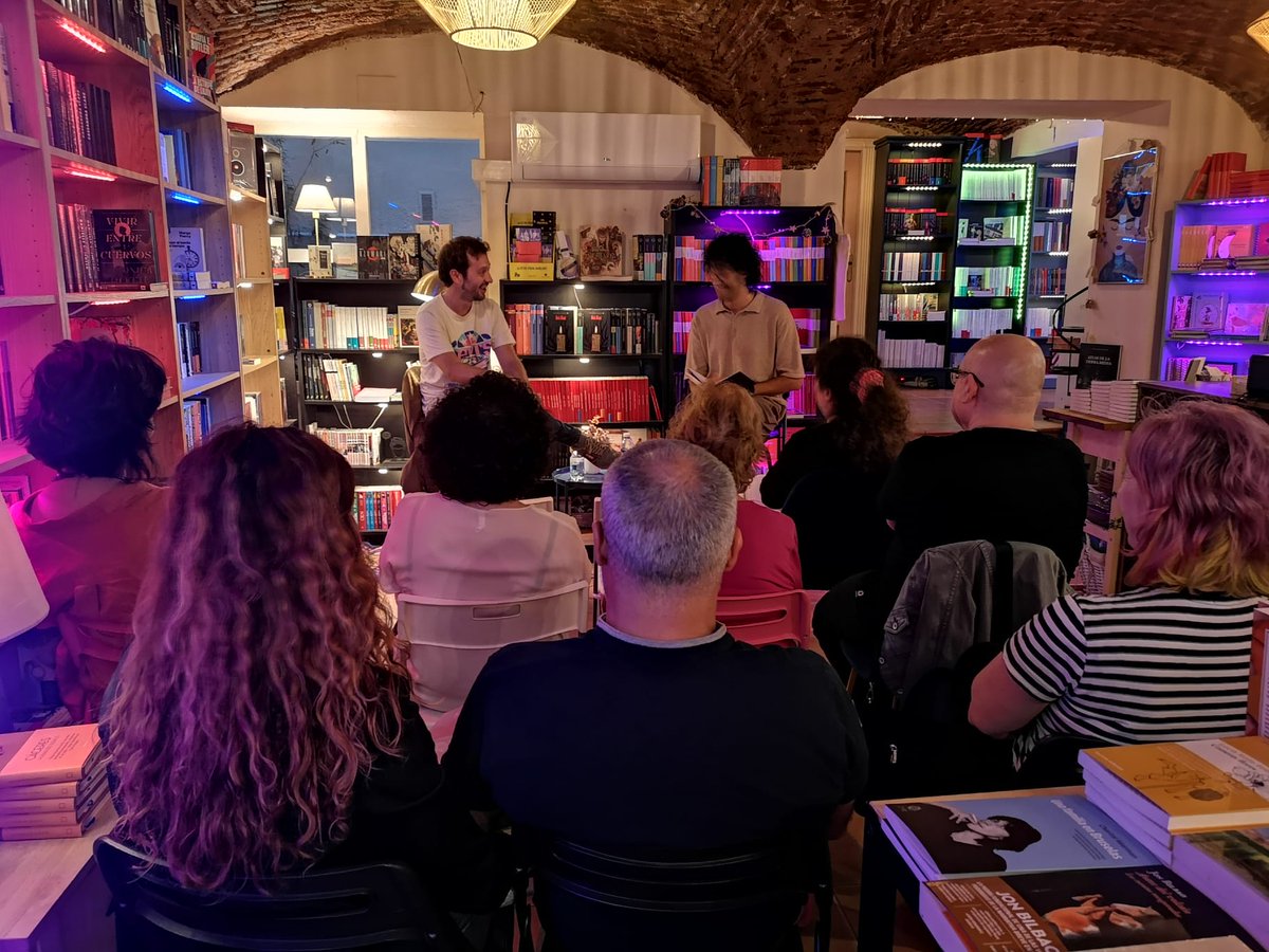 LibreriaPuertaT's tweet photo. Ayer retomamos la temporada de encuentros en La Puerta de Tannhäuser. Gracias Rui y Juan por la estupenda charla y a todas las personas que compartisteis tiempo en la librería de Cáceres. Volvimos felices a casa, pronto anunciaremos nuevas presentaciones. ¡Gracias, replicantes! https://t.co/q6H0K8mzu2