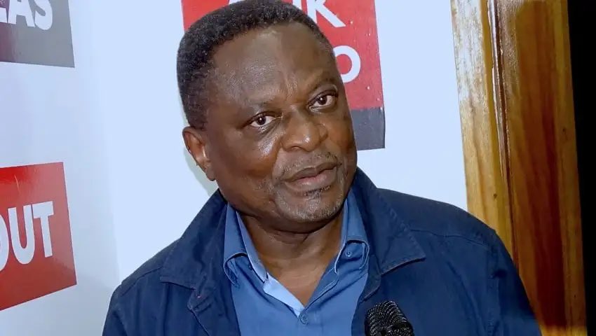 martinmimb's tweet photo. ANICET EKANE : ENGAGEMENT ET RESPONSABILITÉ 

Il n’est pas candidat à cette élection. Mais de mon point de vue, c’est l’homme politique de l’année au Cameroun. Et c’est sa lucidité de lecture de la scène qui est impressionnante. En s’ouvrant au Pr @KamtoOfficiel , il a déclenché le coup d’envoi de tout le match qui se joue encore. Il a fait preuve d’humilité, mais en le faisant, il a déshabillé l’injustice et l’acharnement. C’est ce sentiment qui a par la suite donné de l’épaisseur à la candidature comme celle de Tchiroma. Le Groupe de Douala dont il est l’un des fondateurs, a pris son costume de Conseil des Sages, pour annoncer qu’il jouerait un rôle de boussole. C’est une bibliothèque de la stratégie politique. Et ceux qui connaissent l’homme, savent qu’on le redoute plus sur le contexte post électoral. En fait, il a fait basculer toute la défense à gauche vers le virevoltant attaquant KAMTO, pour ouvrir le boulevard du but aux candidats de l’opposition et principalement Issa Tchiroma. Il y’a une seule leçon: La politique est une école où on ne décide pas de se retrouver en terminale sans probatoire. Je sais qu’il y’a l’école des cadres du Manidem, mais M. EKANE ANICET, ouvrez une chaire d’études du combat politique. @AnicetEkane #Manidem #Presidentielle.
