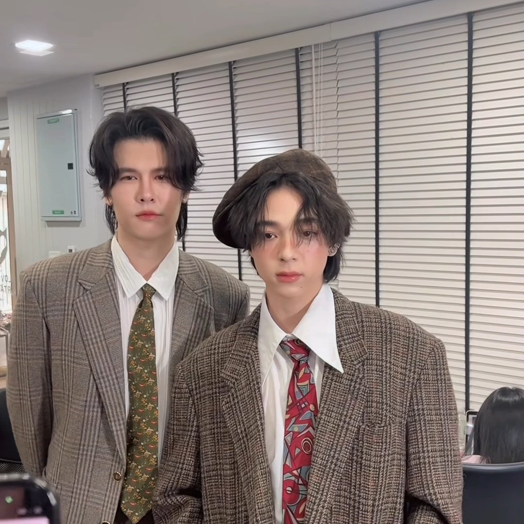 ComingIlI's tweet photo. ขอลงประดับหน้าทล.ตัวหน่อย ชอบลุควันนี้ของบาสมาก ชอบแบบชิบหายเลย เสื้อทุกชิ้นเข้ากับบาสทั้งหมดเลย อธิบายไม่ถูกแต่รวมๆ แล้วคือ โคตรเหมาะกับบาส ยุค 70 80 ตะโกนออกมาเลยอะ

#WONDERING_OUTNOW 
#HOMECOMING_PARTY 
#บาสเด็กอ้วนที่แท้จริง #bbasjtr https://t.co/Id1Al2OUTI