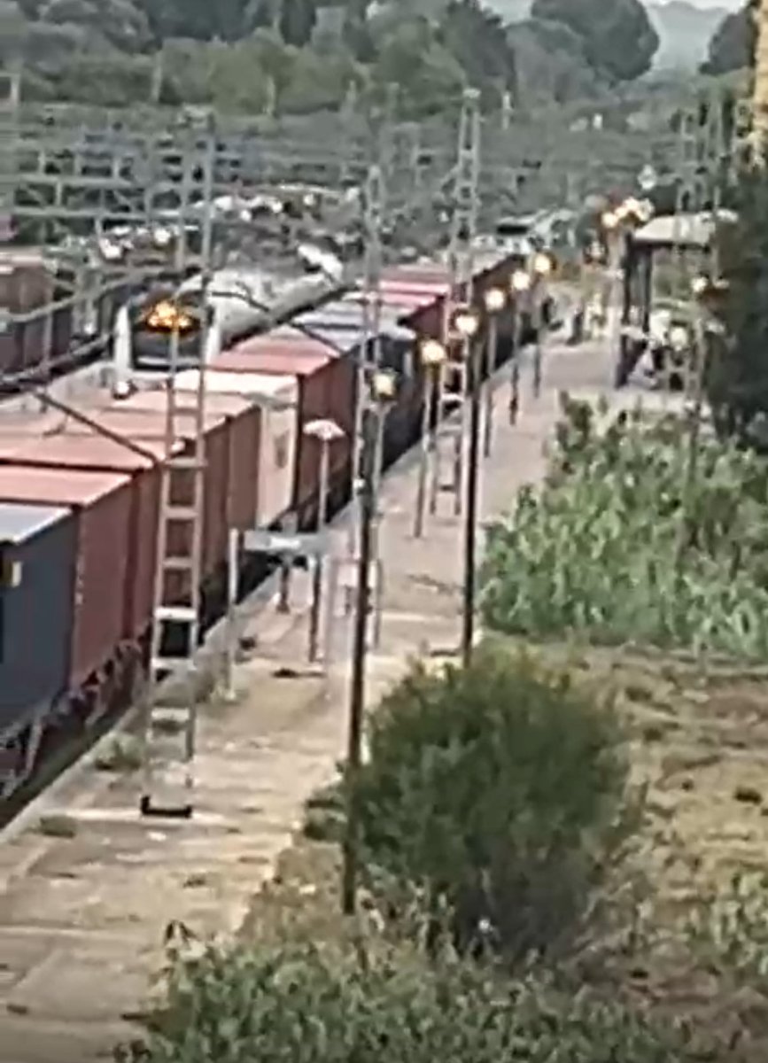 A l’estació de Valls no hi ha ni pas soterrat ni passarel·la, accedeixen a les andanes per la via.
Quan un tren de mercaderies ocupa les via mes propera a l estació, els passatgers haurien de saltar vagons per accedir a l’andana central.
Com podem parlar de mobilitat sostenible