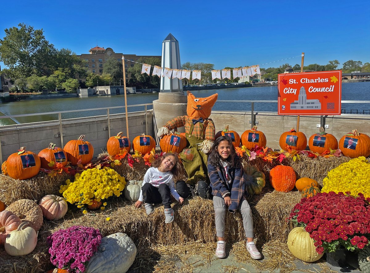 cityofStCharles's tweet image. 🎃 Scarecrow Weekend is HERE, Oct 10–12!
There are so many fun things to do all weekend long. Events schedule at scarecrowfest.com. Be sure to stop by the display featuring the Mayor and City Council. It&apos;s by the Fox River &amp;amp; the Muni Bldng! 📸🍂 #ScarecrowWeekend #FallFun
