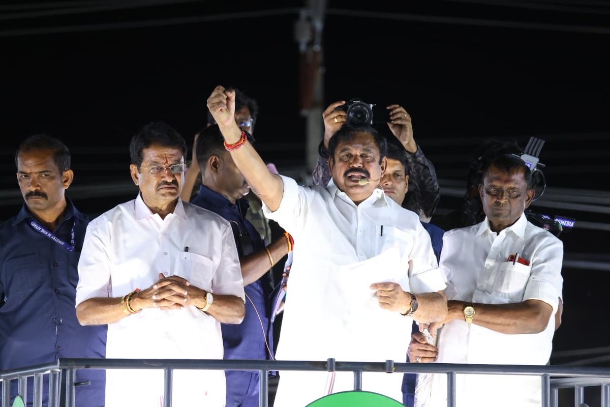 EPSTamilNadu's tweet image. #ஈரோடு_கிழக்கு தொகுதியே கூடியிருந்த மக்களின் ஆர்ப்பரிப்பில் மிளிர்ந்தது என்றால் மிகையாகாது.

தந்தை, மகன், பேரன் என வாரிசு அரசியலை ஜனநாயகத்துக்குள் புகுத்தும் அபாயகரமான அரசியலை வீட்டுக்கு அனுப்பி, அனைவருக்கும் அனைத்து நன்மைகளும் கிட்டும் @AIADMKOfficial வசந்த கால ஆட்சியை 2026-ல்…