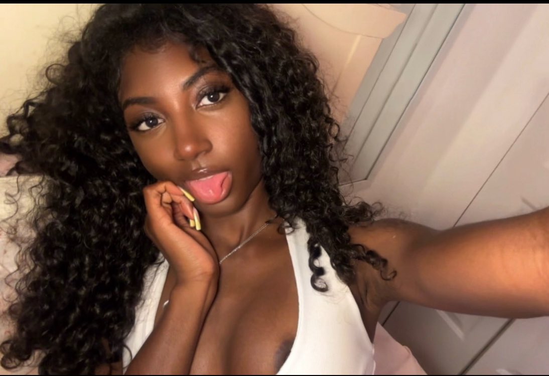 therealtaybb's tweet image. I literally love my face