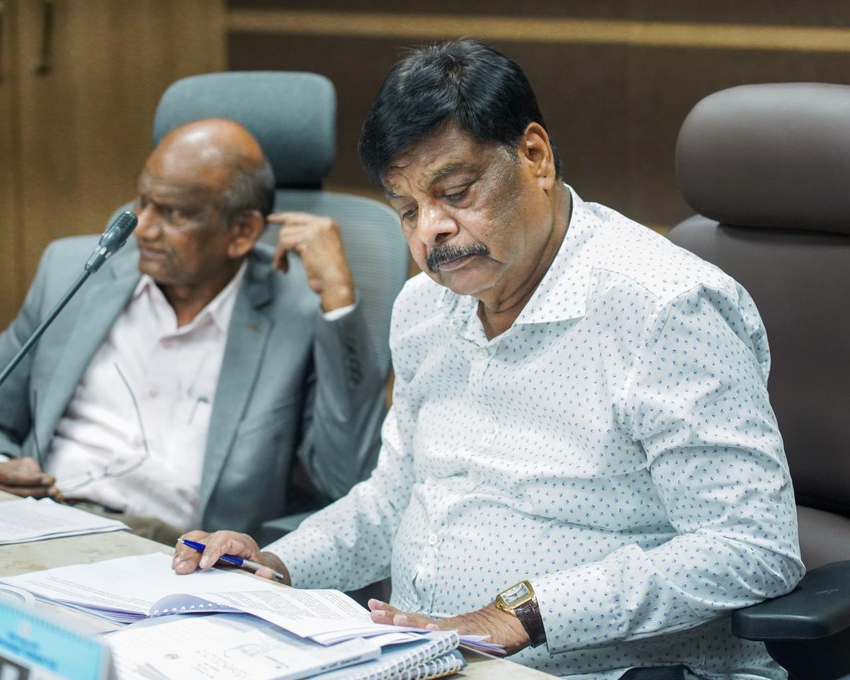 CMahadevappa's tweet image. ಇಂದು ನಮ್ಮ ಸಮಾಜ ಕಲ್ಯಾಣ ಇಲಾಖೆಯ ಕರ್ನಾಟಕ ವಸತಿ ಶಿಕ್ಷಣ ಸಂಸ್ಥೆಯ ವತಿಯಿಂದ ಜರುಗಿದ ಸಂಸ್ಥೆಯ ಆಡಳಿತ ಮಂಡಳಿ ಸಭೆಯಲ್ಲಿ ಪಾಲ್ಗೊಂಡು, ಹಲವು ನಡಾವಳಿಗಳನ್ನು ಪರಿಶೀಲಿಸಿದೆನು ಮತ್ತು ಚರ್ಚಿಸಿದೆನು.

ಈ ಸಭೆಯಲ್ಲಿ ಇಲಾಖೆಯ ಉನ್ನತ ಅಧಿಕಾರಿಗಳು ಉಪಸ್ಥಿತರಿದ್ದರು

#SWD