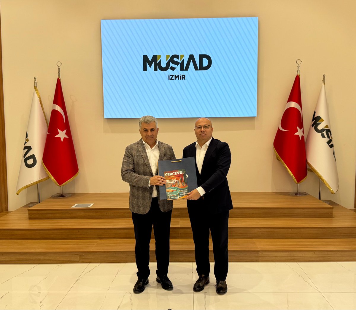 İzmir Vali Yardımcımız Sn. Mehmet Sadık Tunç’u (<a href="/MSadikTunc/">Mehmet Sadık Tunç</a> ) <a href="/MUSIADIzmir/">MÜSİAD İzmir</a> yeni şube binamızda misafir ettik.

Yeni şube binamıza hayırlı olsun dilekleri ve nazik ziyaretleri için Sn. Vali Yardımcımıza teşekkür ediyoruz.

<a href="/izmirvaliligi/">T.C. İzmir Valiliği</a>  <a href="/MUSIAD/">MÜSİAD</a>