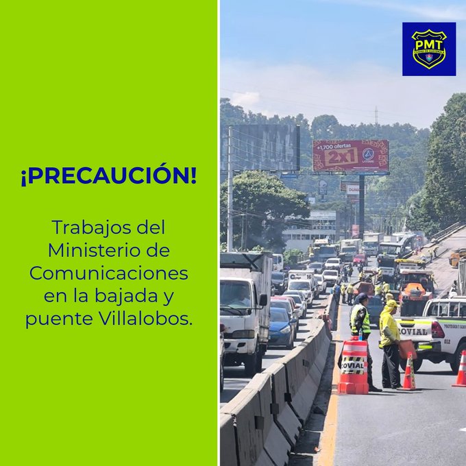 Split image with left side showing green text overlay on a light background stating precauciÃ³n and details about works by Ministerio de Comunicaciones on bajada y puente Villalobos. Right side depicts a highway scene with multiple lanes of stopped and moving vehicles including trucks and cars, construction barriers, orange traffic cones, workers in yellow vests and helmets near a white police vehicle, a billboard advertising Z1, green hills and trees in the background under a blue sky.