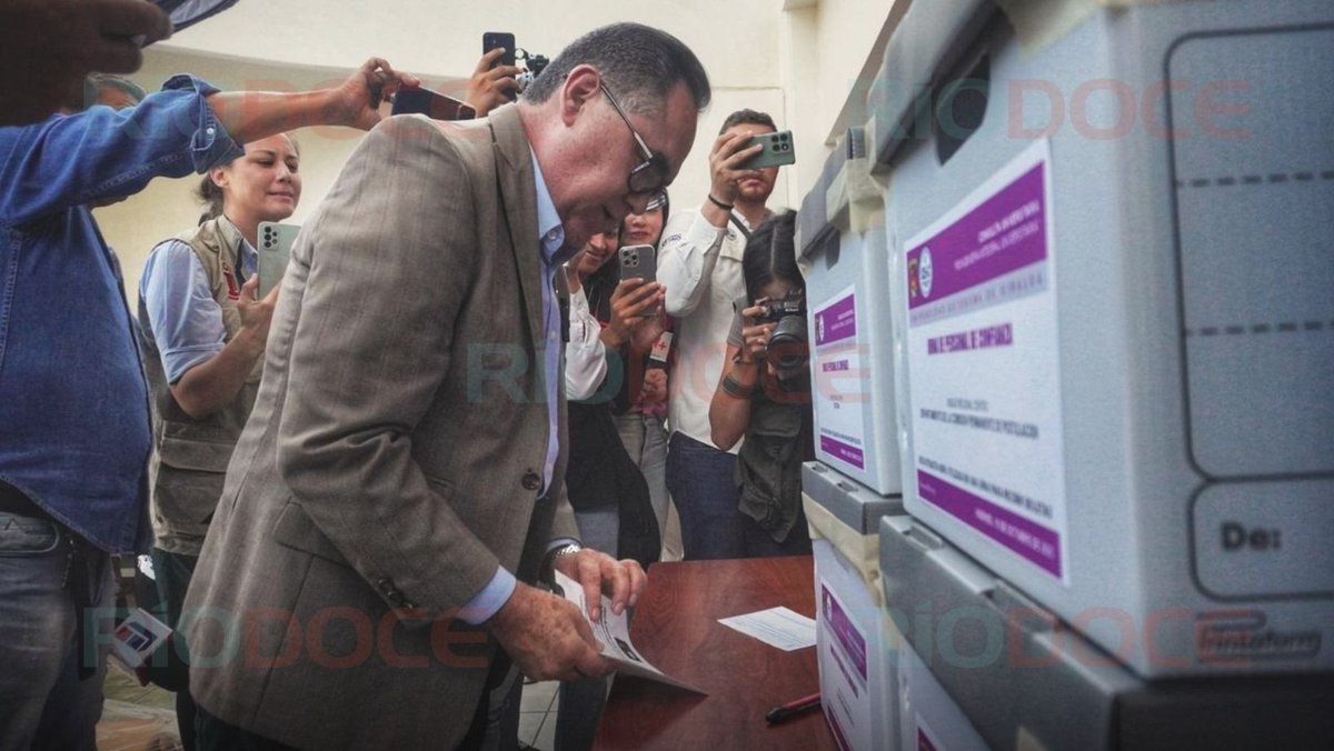 Riodoce_mx's tweet image. #Estatal | “El voto es secreto, pero yo voté por la reingeniería”, expresó Jesús #MadueñaMolina al votar a favor de la #reingeniería financiera de la #UAS en la Torre de Rectoría.
acortar.link/oyDtPG