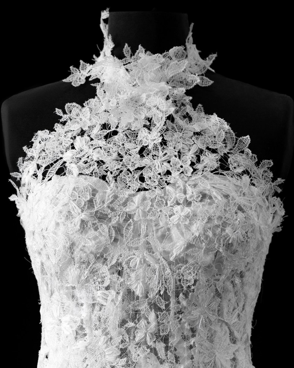 selenagomezbr's tweet image. IMPECÁVEL!
A Ralph Lauren divulgou o croqui e mais alguns detalhes do vestido de noiva de Selena Gomez. 🤍
A peça contou com um espartilho pintado à mão com mais de 300 flores de renda moldadas em uma cauda em cascata.