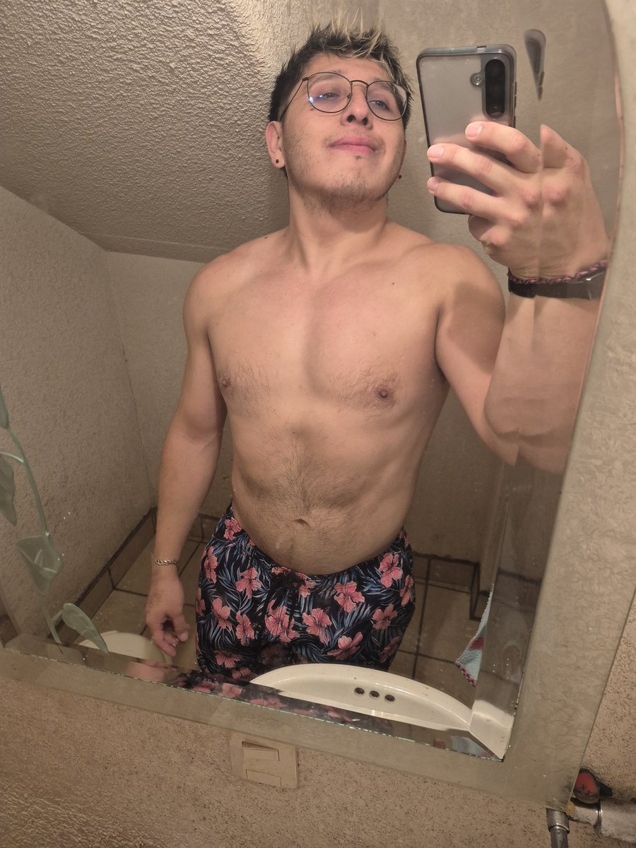 RickRamAVA's tweet image. Foto con la que nadie me pelaba en Grinder VS

Foto que tiene mucha atención. 
¿Cuál les gusta más?