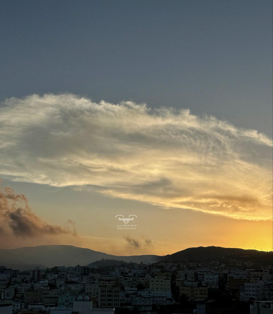 قبل الغروب اليوم الجمعه غرب مدينة #أبها واشكال السحب مع الضباب روعه في الجمال من صنع الخالق سبحانه
