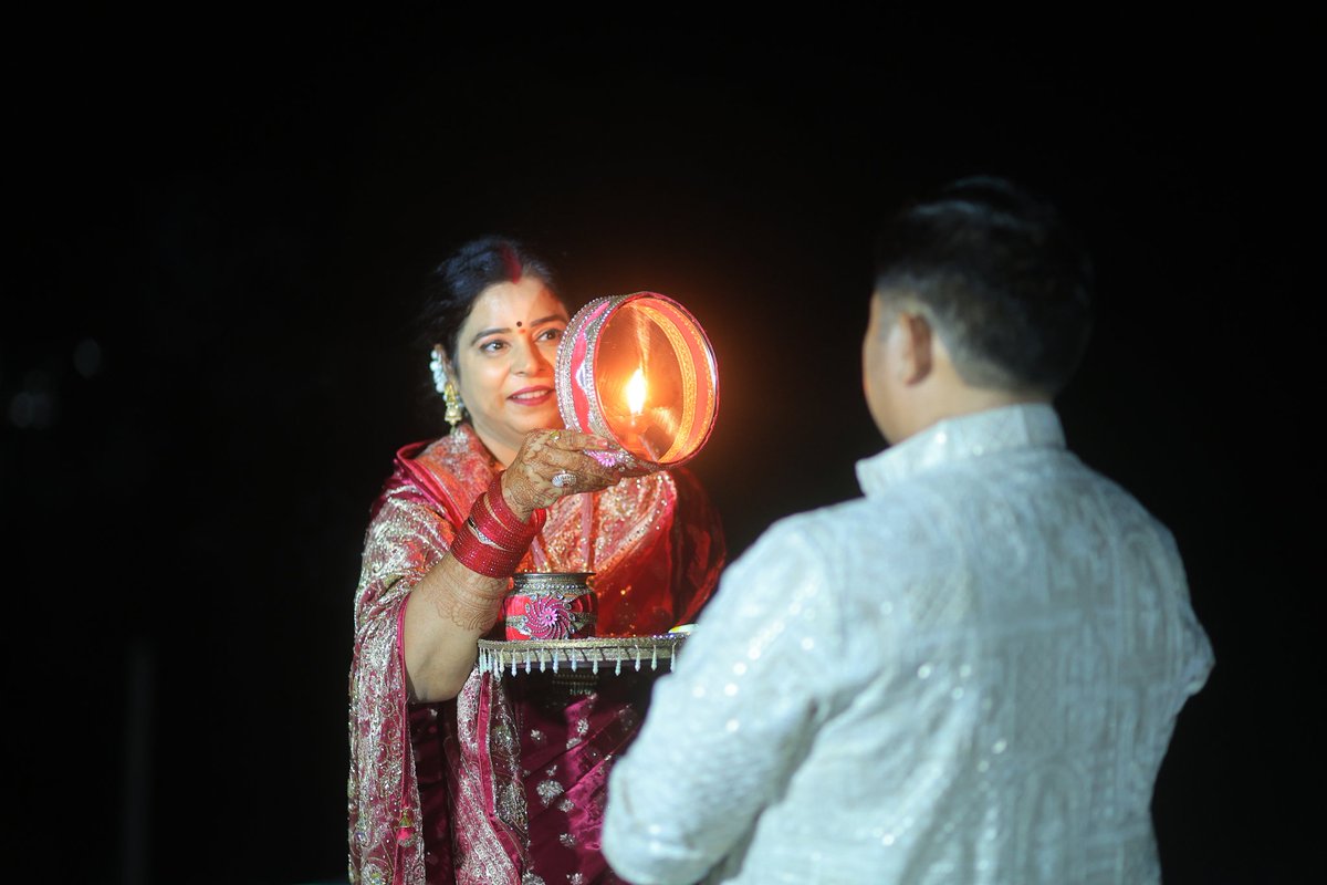 DrKPSinghYadav's tweet image. करवा चौथ के पावन अवसर पर सभी व्रती माताओं एवं बहनों को अखण्ड सौभाग्य, सुख-समृद्धि एवं मंगल दाम्पत्य की हार्दिक शुभकामनाएँ।

ईश्वर से प्रार्थना है कि आपका जीवन स्नेह, श्रद्धा और विश्वास से आलोकित रहे।

#KarwaChauth2025