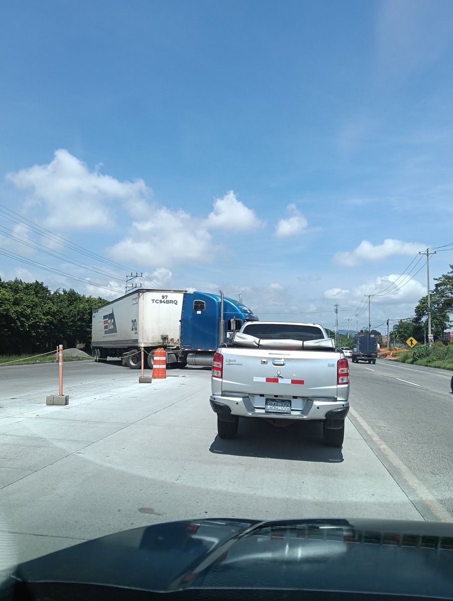 anthuaneefranco's tweet photo. @ObrasPublicasSV @VMTElSalvador Se necesitan gestores o controladores de tráfico en el retorno provisional habilitado por C.C. Pasatiempo. Hay transporte de carga girando en dónde no debe y casi ocasionan accidente. https://t.co/vzKFpBUXVY