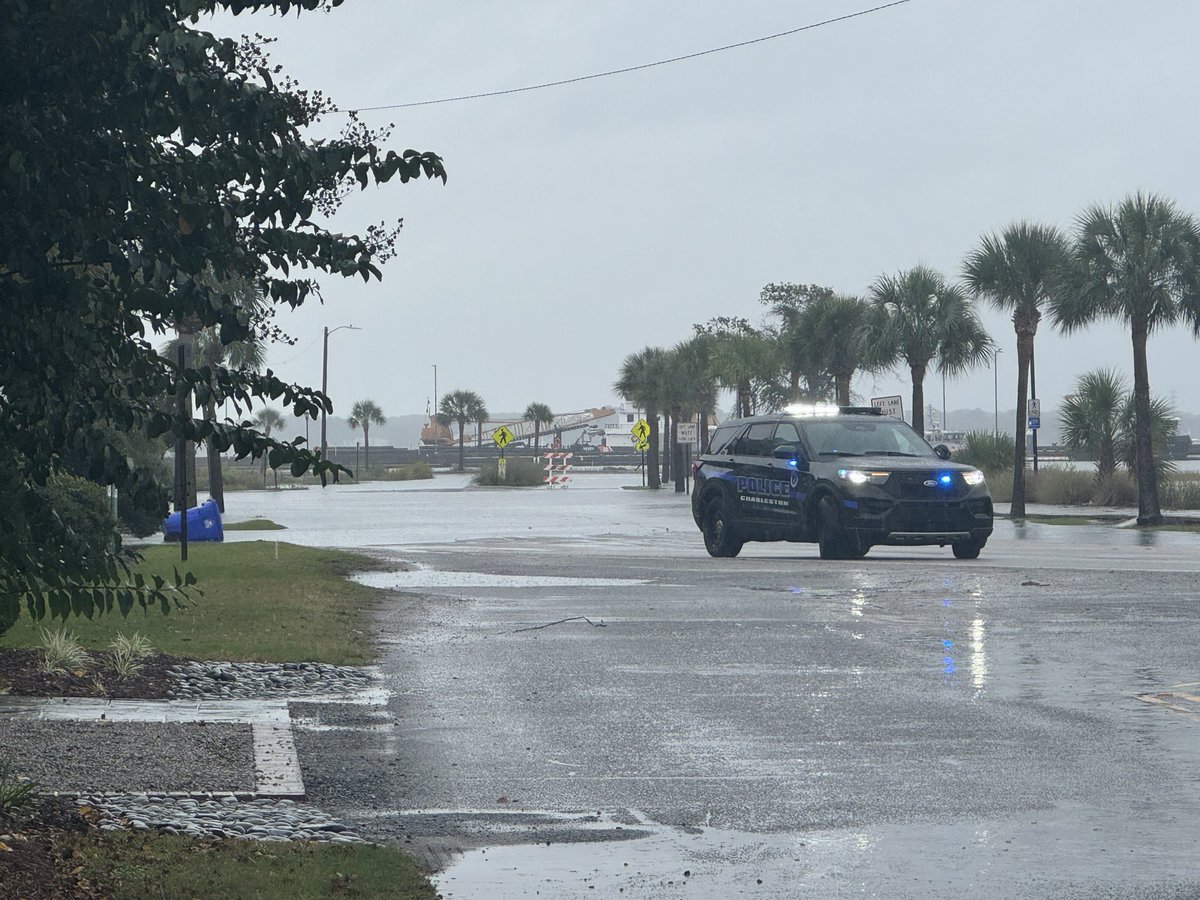 EDeeseSC1's tweet image. Major king tide in Downtown Charleston causing street flooding #scwx #chswx #flooding @NWSCharlestonSC @Live5News @BILLWALSHTV @RobStormTeam2 @foxweather @WeatherNation @liamswx