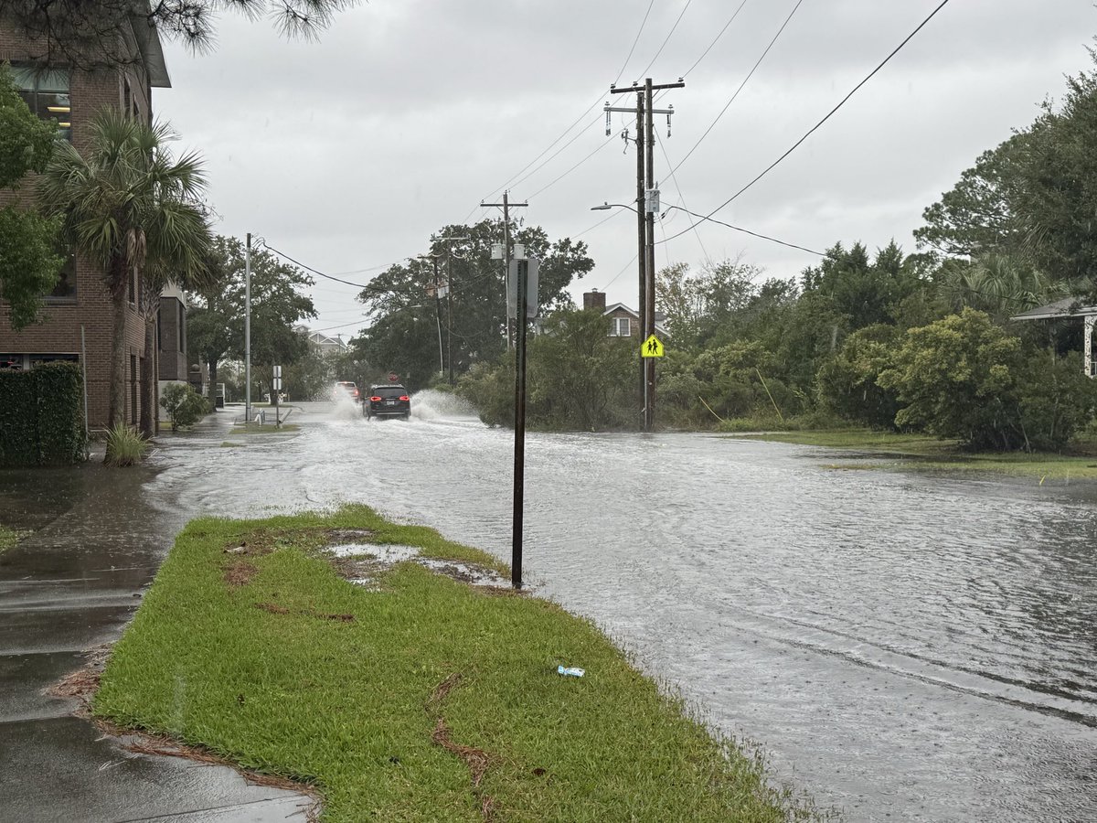 EDeeseSC1's tweet image. Major king tide in Downtown Charleston causing street flooding #scwx #chswx #flooding @NWSCharlestonSC @Live5News @BILLWALSHTV @RobStormTeam2 @foxweather @WeatherNation @liamswx