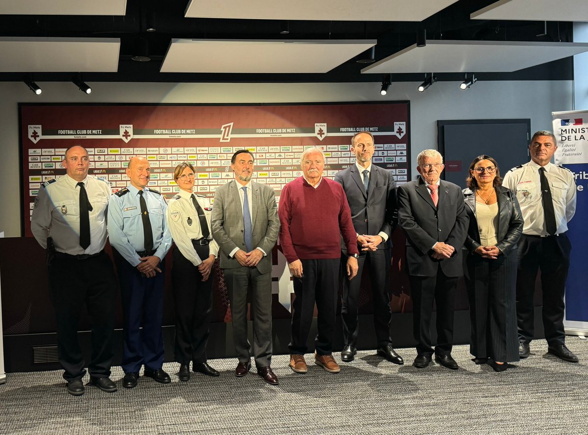 #Sécurité ⚽🤝 | Signature du Contrat local de sécurité du FC Metz 

Pascal Bolot, Préfet de la Moselle, a co signé aujourd'hui le Contrat local de sécurité du FC Metz, au stade Saint-Symphorien.

👉 Ce contrat, déclinaison locale de la convention nationale signée en juin dernier