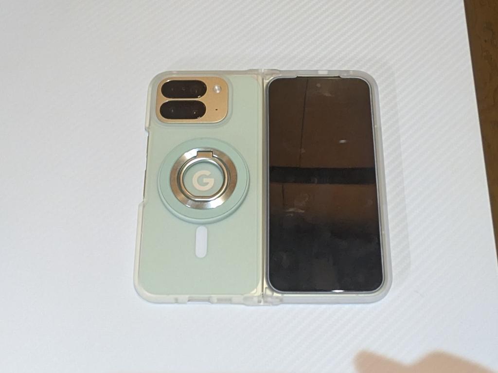 ガラスフィルム、ケース、スマホリングとフル装備カマしたらガチで重い💦

#pixel10profold