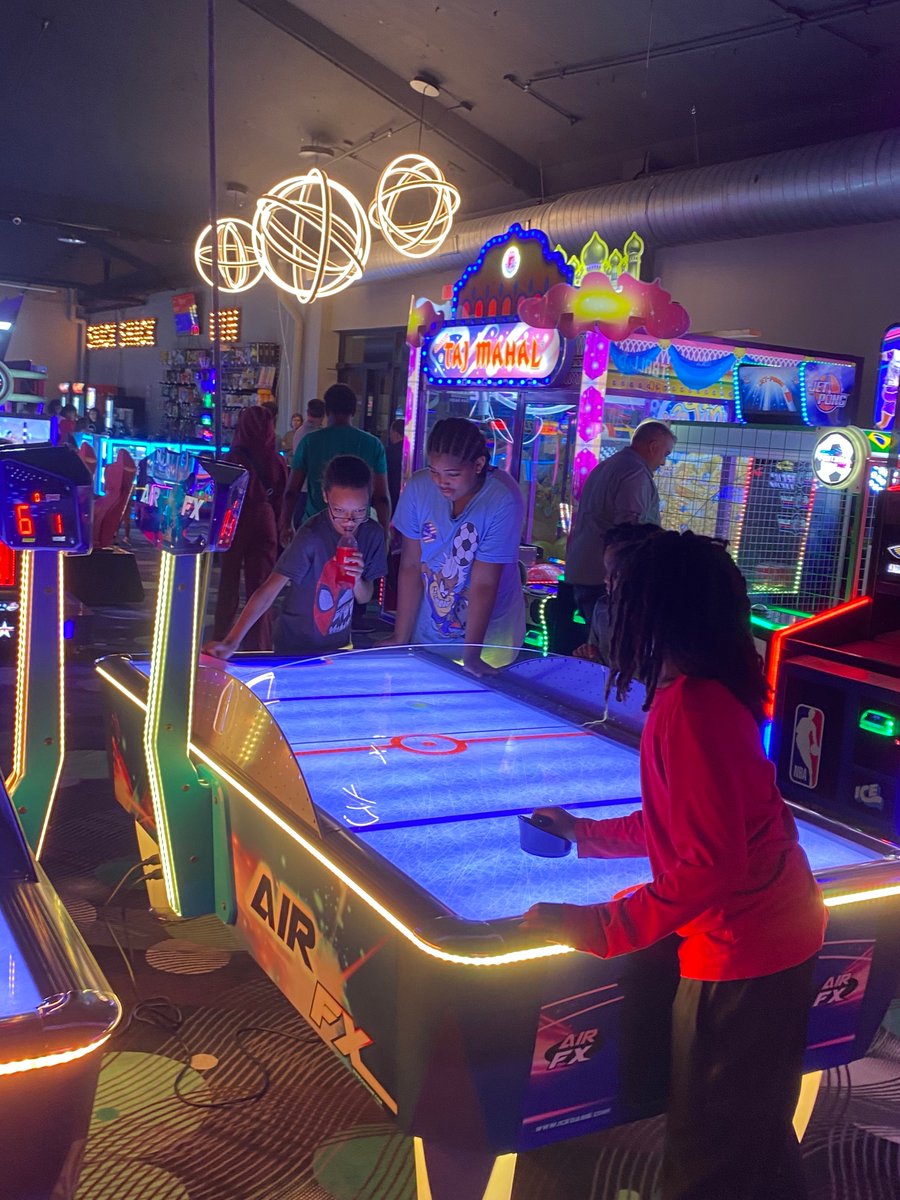 What a night⚡ ! Thank you to everyone who came out to support our very first Rarebird Night at Surge Entertainment! You all helped to make this a successful event and we’re so happy to be able to host events like this to support our students and our Audubon Community!