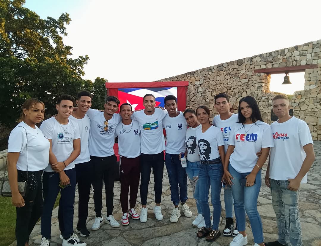 En la Demajagua una representación de cuadros y estudiantes de la <a href="/granma_ucm/">UCM Granma</a> fuimos a reafirmar el compromiso con la Revolución y el socialismo.
<a href="/ucmg_feu/">FEU-UCMG</a> 
<a href="/TaniaMariaHere1/">Tania Maria Heredia</a> 
<a href="/YanetsyTerry/">Yanetsy Terry Gutiérrez</a> 
<a href="/YudelkisOrtizB/">Yudelkis Ortiz Barceló</a> 
<a href="/japortalmiranda/">José Angel Portal Miranda</a> 
<a href="/MINSAPCuba/">Ministerio de Salud Pública de Cuba</a>