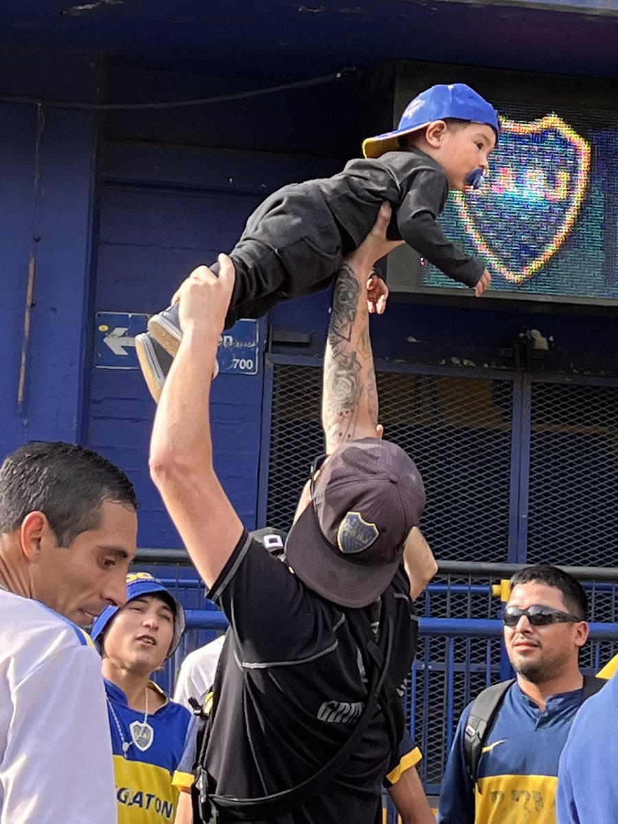 Cristoffede's tweet image. Quizás no es el momento, pero si no se habla, pasa de largo. Ayer cubrí la despedida de Russo, un evento al que habría calificarlo con un 10 por la organización. Pero es tremenda la antipatía que me generó cierta gente en busca de 5 segundos de fama. Desde cantar contra el rival,…