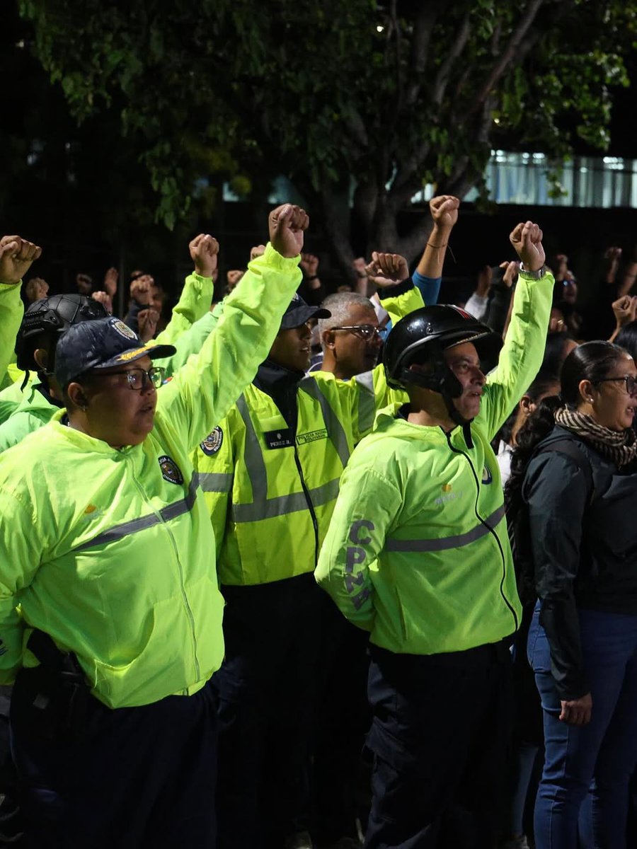 rouseebonnys's tweet image. ¡La Patria se defiende con amor, unión y conciencia!
Desde #Aragua, el pueblo, la milicia y los cuerpos de seguridad activan el Plan Independencia 200.
⚔️ ¡Fusión perfecta en defensa de Venezuela! 💪