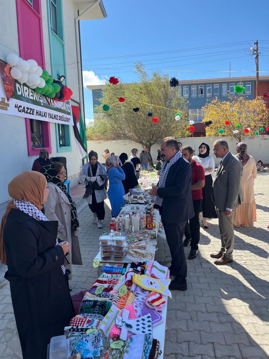 tusbamem's tweet photo. Akıllı Çocuklar Anaokulun da düzenlenen Filistin Farkındalık Etkinliği, İlçe MEM Sn. @MuhlisCeylani ve Şube Md. Sn. Nurullah Çiftçi’nin katılımıyla gerçekleştirildi.
@tcmeb @tcvanvaliligi @valiozanbalci75 @KaymakamlTusba 
@musagoktas_
@vanilmem 
@mnurettin56 https://t.co/mIcEIUeAMp