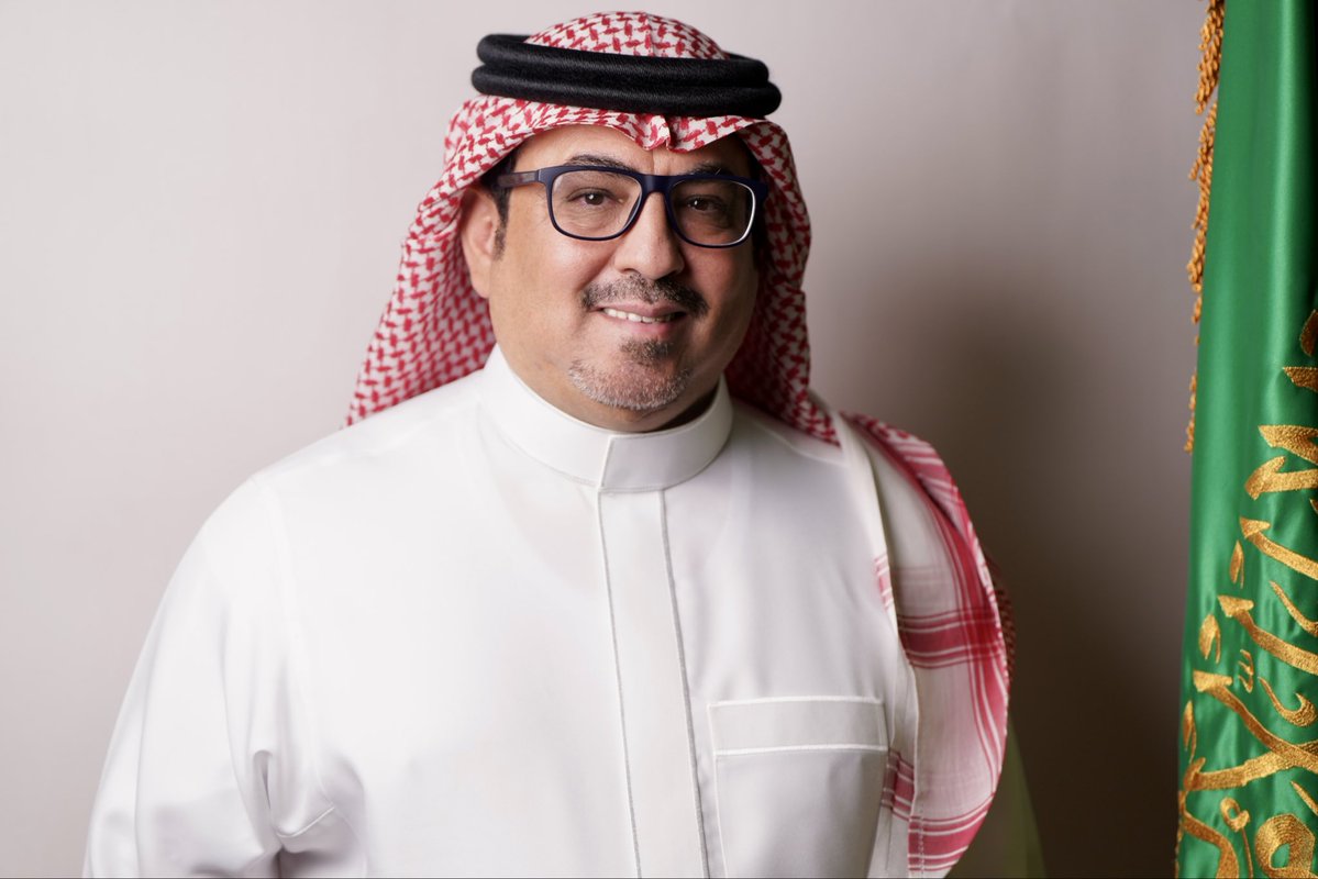 الاهتمام والاحتواء هما مفتاح العلاقات الناجحة، حيث يشعران الشخص بالأمان والتقدير.
#يـليــــــه
الاهتمام يمكن أن يولد مشاعر الحب والألفة ، بينما الاحتواء يمنح الشعور بالأمان والاطمئنان، مما يعزز الروابط العاطفية بين الأشخاص وبعضهم. 
#ثـــــــــم 
لا يولد حب بدون إهتمام، ولا تستمر