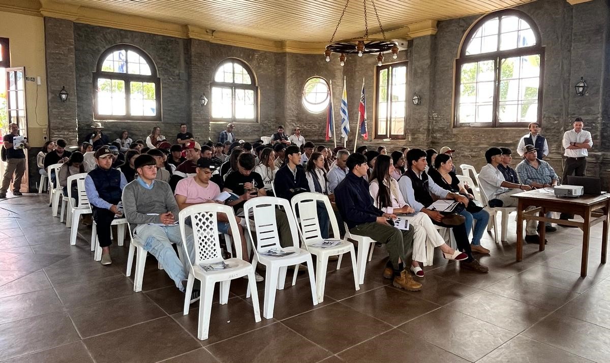SUL_uy's tweet photo. #sulenterritorio  👉 Participación de SUL en Expo San José en el marco de la actividad "Encuentro de Escuelas Agrarias, construyendo los próximos 25 años." 🌱 🐑 🌄 https://t.co/ouufaNENSM