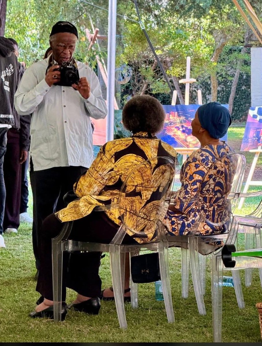 Shuthi akukho ukuphumula uma uyindoda, nangu no Former President Thabo Mbeki ushuthiswa izithombe.