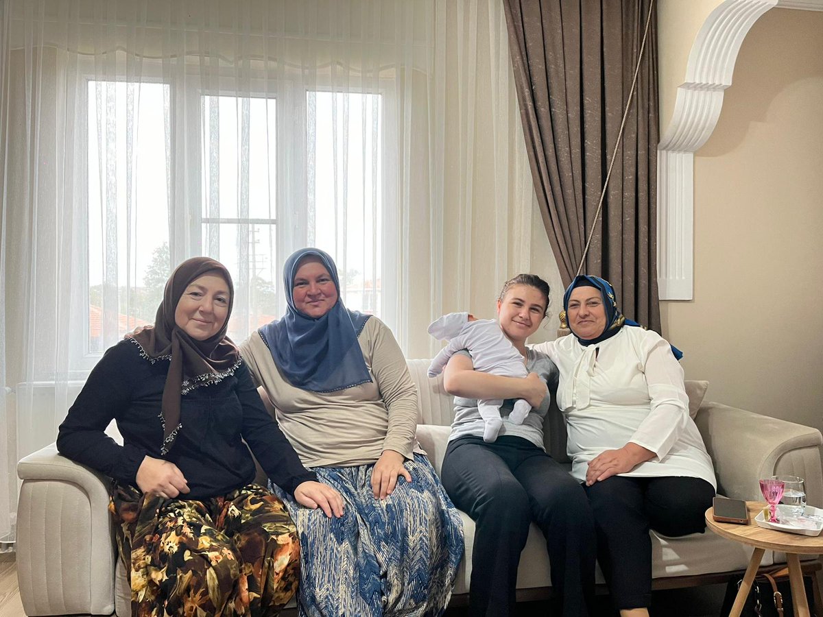 KadMeric's tweet photo. 📍 AK Parti Meriç İlçe Kadın Kolları Başkanımız Halime Yavuzcan ve yönetim kurulu üyelerimiz, Meriç Subaşı Belde Başkanımız Fatma Gönül’ün torunu Alya Bebeği ziyaret etti.
Minik Alya’ya sağlıklı, huzurlu ve mutlu bir ömür diliyoruz. https://t.co/1fStCBq47V