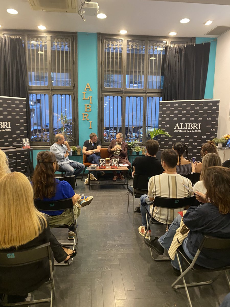 Èxit de públic rotund a la presentació de Set bales en la nit, el thriller polític de Xavier Vidal que recrea els últims dos dies de la vida de Francesc Layret. Molt ben acompanyats amb <a href="/toniclapes/">antoni clapés casals</a> i <a href="/VidalAragones/">Vidal Aragonés</a>