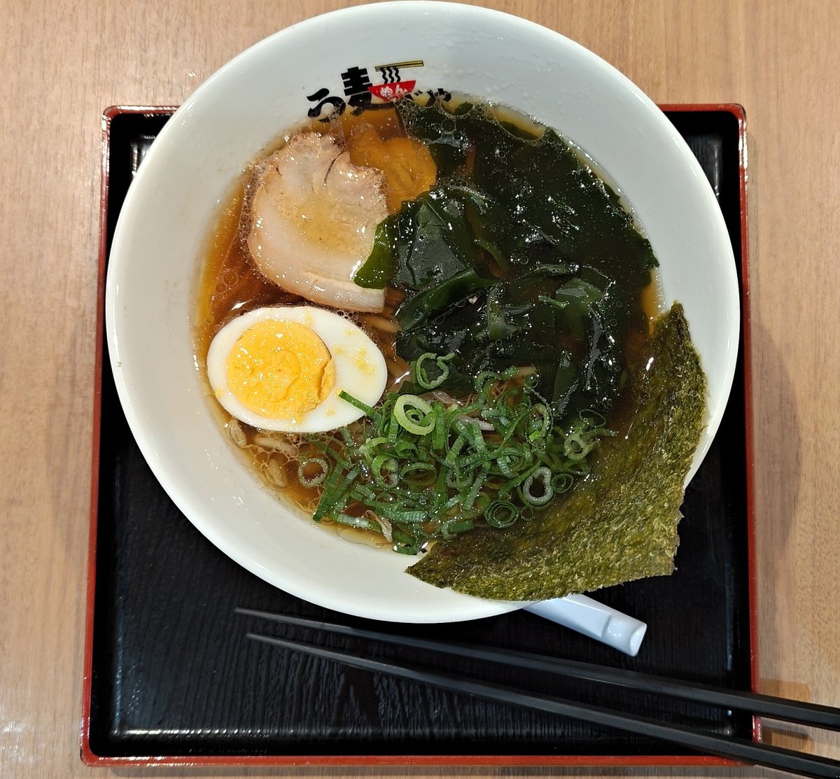 細麺に醤油のパンチのあるスープ
チャーシュー、ゆで卵、海苔、ワカメ、ネギにモヤシと具沢山なのが嬉しい
#吉備SA下り
#う麺じゃ
#岡山ラーメン