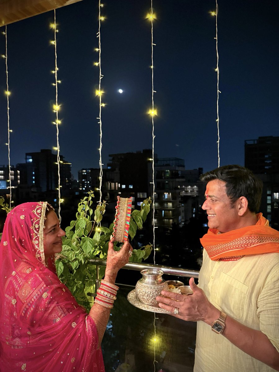 ravikishann's tweet image. भारतीय संस्कृति, परंपरा, असीम स्नेह, विश्वास और अखंड सौभाग्य के पावन पर्व करवा चौथ के शुभावसर पर जीवन की हर परिस्थिति में सुख दुःख की सहभागी अपनी अर्धांगिनी के साथ सनातन संस्कृति के अनुसार विधि विधान से पूंजा अर्चना कर व्रत पूर्ण कराया ।

देश एवं प्रदेश की सभी मातृशक्तियों को…