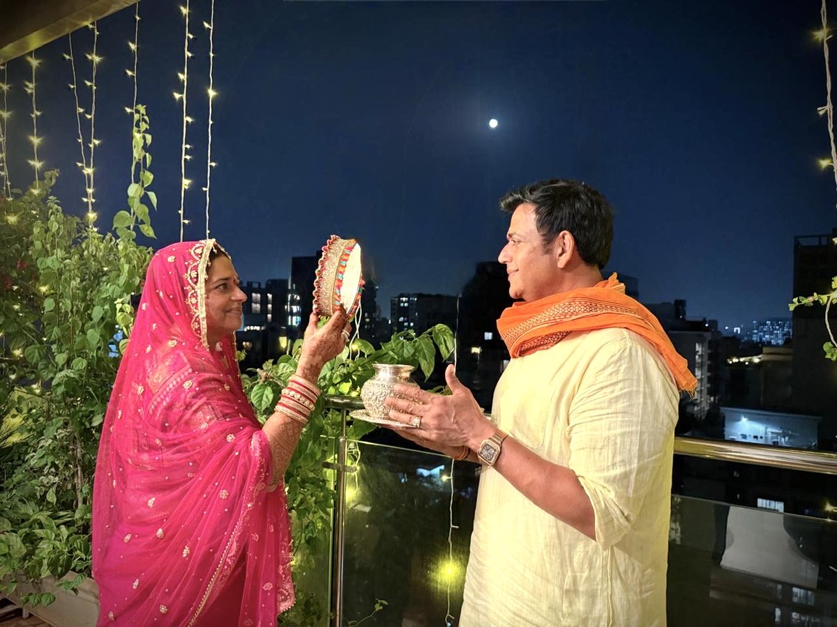 ravikishann's tweet image. भारतीय संस्कृति, परंपरा, असीम स्नेह, विश्वास और अखंड सौभाग्य के पावन पर्व करवा चौथ के शुभावसर पर जीवन की हर परिस्थिति में सुख दुःख की सहभागी अपनी अर्धांगिनी के साथ सनातन संस्कृति के अनुसार विधि विधान से पूंजा अर्चना कर व्रत पूर्ण कराया ।

देश एवं प्रदेश की सभी मातृशक्तियों को…