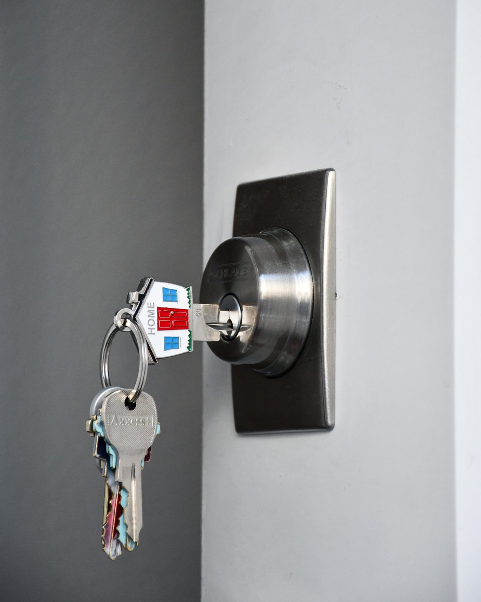 habitatskc's tweet image. What does “coming home” really feel like? 🏡

It’s turning the key on a front door that’s finally your own. After years of commuting from Shelton and squeezing into small rentals, Alexandra &amp;amp; Lan are back in Seattle—this time as homeowners.