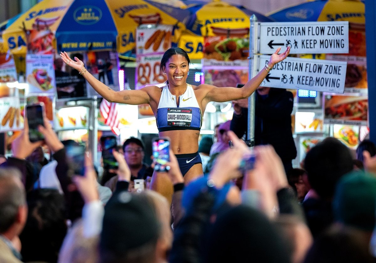 TrackFieldImage's tweet image. Tara Davis Woodhall, had a fun night , jumping in Times Square, NYC, amongst the hot dog and pretzel carts. Athlos 2025. 
.
.
.
.
.
#taradaviswoodhall #athlos2025 #athlosnyc #longjump #trackandfield #timessquarenyc #jeffcohenphoto @_taarra_ instagr.am/p/DPoxLTUgNP4/