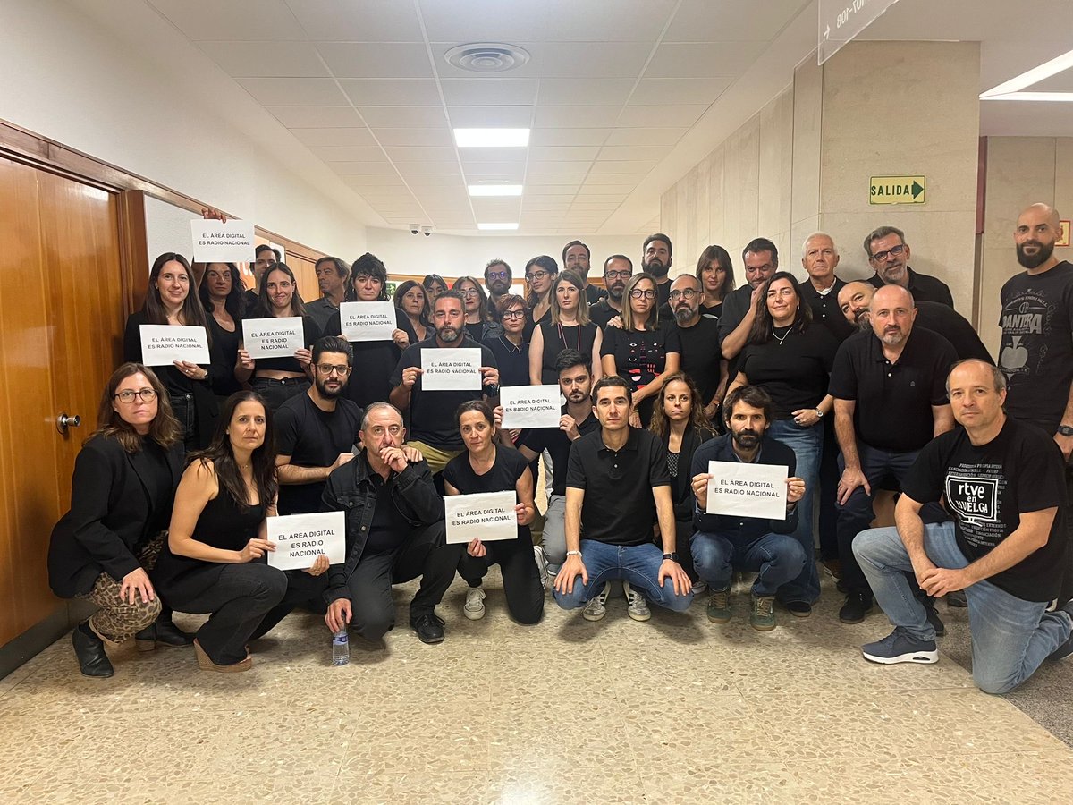 Luis Vallés Cusí (@lvallescusi) on Twitter photo Con un poco de sentido común y contando con el talento de los profesionales de la casa, es suficiente para hacer un servicio público de calidad. Lo de ahora, es otra cosa. Por eso, seguimos de negro.
#ViernesNegros
#SalvemosRNE
#LaRdeRTVE
#ElTalentoEstáDentro Con un poco de sentido común y contando con el talento de los profesionales de la casa, es suficiente para hacer un servicio público de calidad. Lo de ahora, es otra cosa. Por eso, seguimos de negro.
#ViernesNegros
#SalvemosRNE
#LaRdeRTVE
#ElTalentoEstáDentro