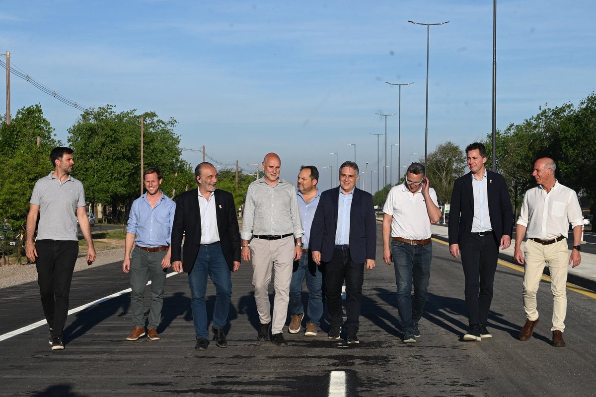 🚘 El gobernador <a href="/MartinLlaryora/">Martín Llaryora</a> habilitó el primer tramo de la duplicación de calzada de la Av. Padre #Luchesse, que une la Autovía E-53 con #VillaAllende.

Una obra clave para ordenar el tránsito y mejorar la conexión en #SierrasChicas.