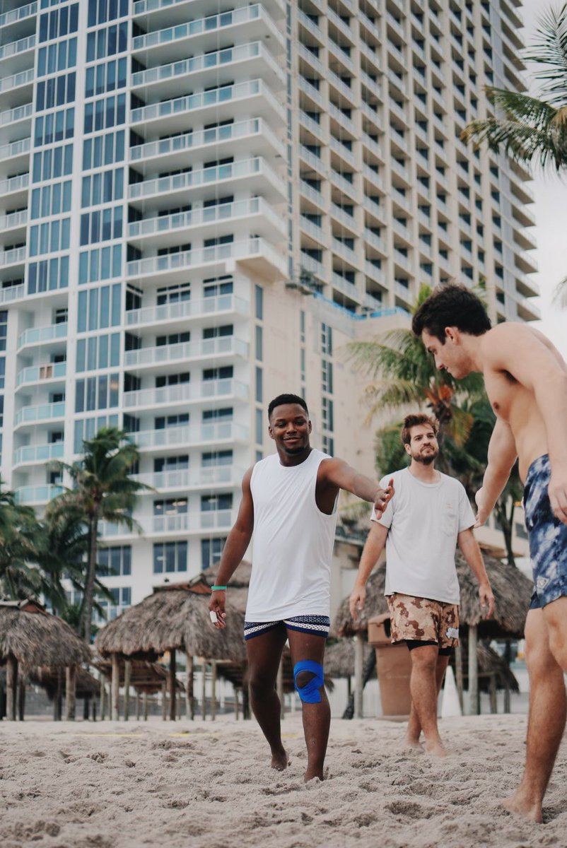 YoLetsMakeMoves's tweet image. Are you truly in Miami if you don&apos;t play a lil&apos; bit of beach volleyball? 😳#LMMM  ☀️

📸 @RedShirt__