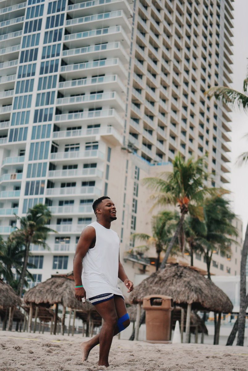 YoLetsMakeMoves's tweet image. Are you truly in Miami if you don&apos;t play a lil&apos; bit of beach volleyball? 😳#LMMM  ☀️

📸 @RedShirt__