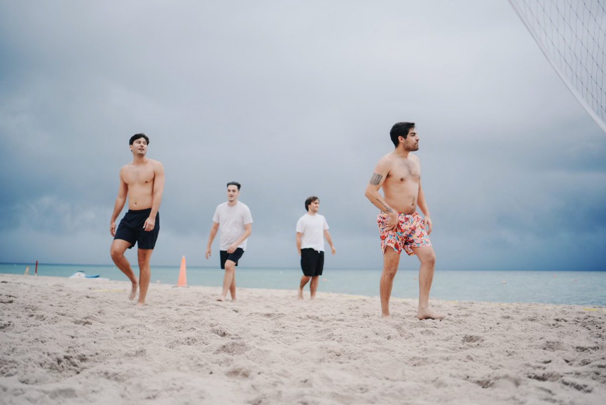 YoLetsMakeMoves's tweet image. Are you truly in Miami if you don&apos;t play a lil&apos; bit of beach volleyball? 😳#LMMM  ☀️

📸 @RedShirt__