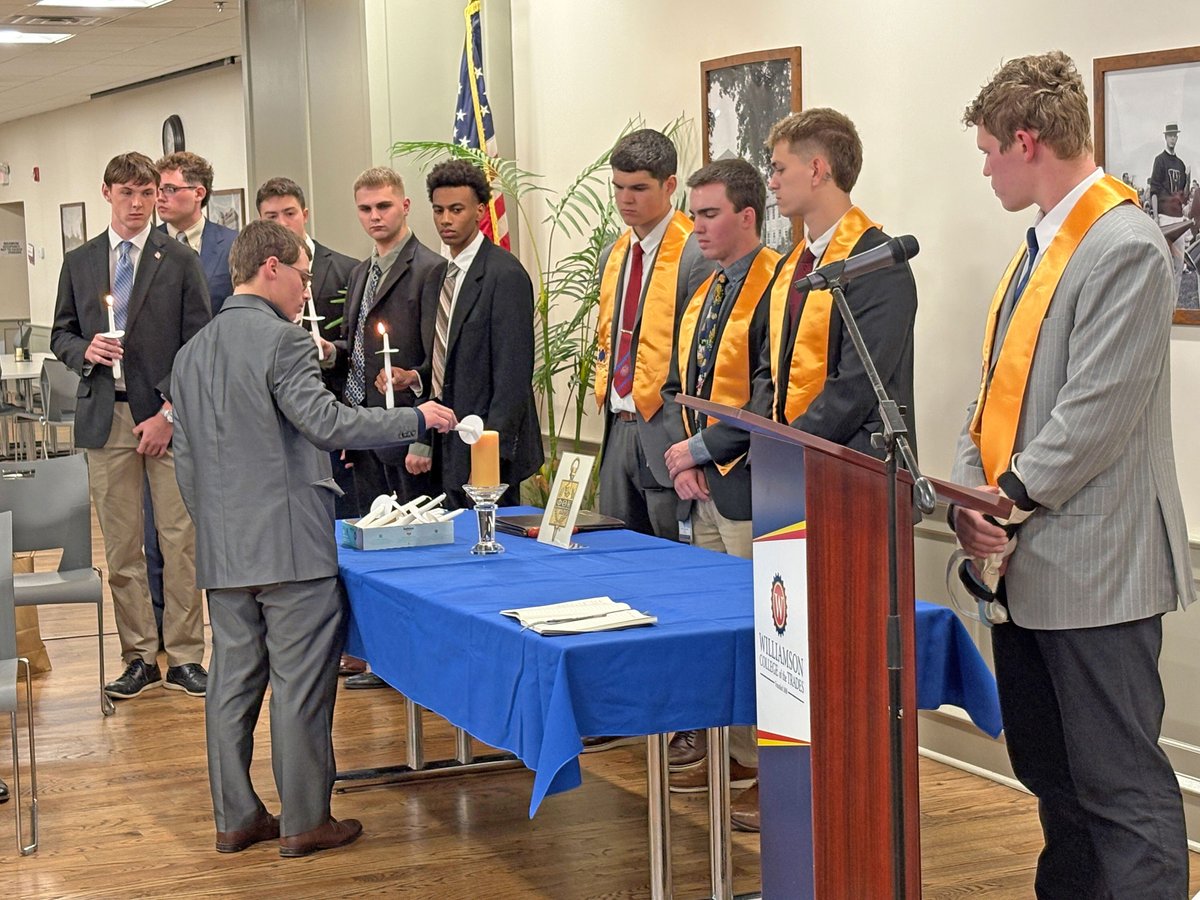 Congratulations to the twelve students who were inducted into Williamson’s Phi Theta Kappa (PTK) Honor Society! We also welcomed four new class officers who were installed during the ceremony. Read the news article: bit.ly/3VZikfa.