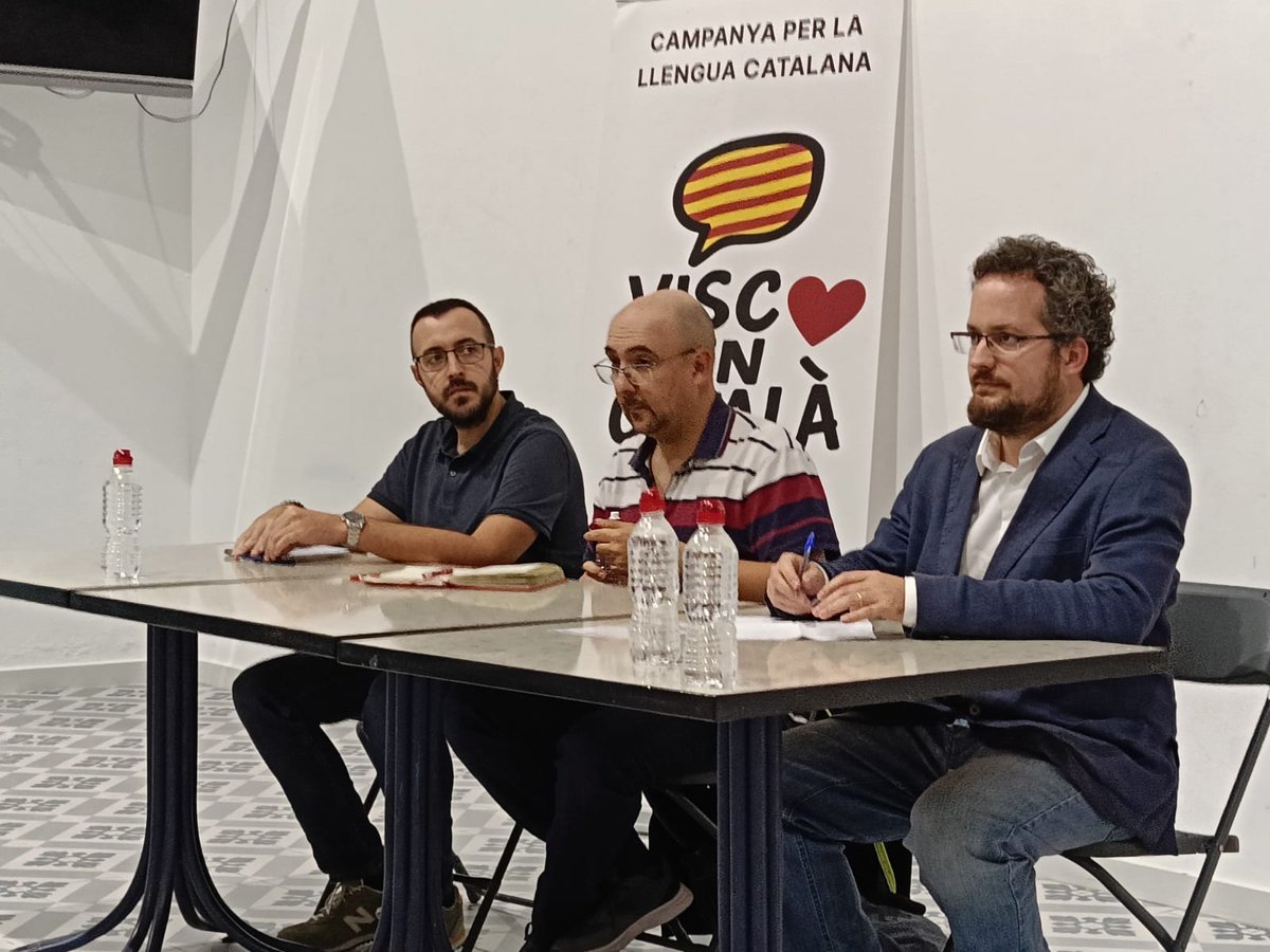 llenguacat_CAT's tweet photo. ☝️ Comença la xerrada que inaugura l'activitat del grup de voluntaris d'Arenys de Munt.

"Davant les darreres dades de l'EULP, l'activisme col·lectiu és fonamental per fer-hi front" diu Francesc Marco, secretari de @llenguacat https://t.co/ZFHdOfv573