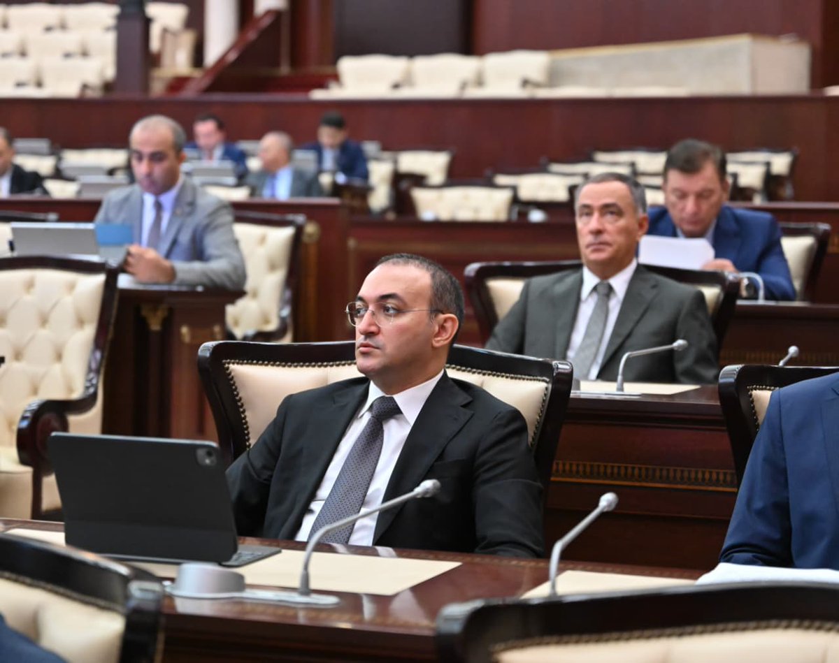 Oktyabrın 10-da Milli Məclisin payız sessiyasının növbəti plenar iclası keçirildi.

İclasın gündəliyinə daxil olan “Dövlət xidmətləri haqqında” Azərbaycan Respublikası Qanununun layihəsi birinci oxunuşda təsdiqləndi. 

Ətraflı: bit.ly/4n1VKO5