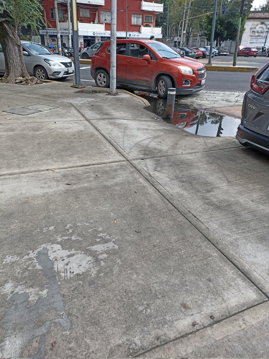Ecs0000's tweet photo. @UCS_GCDMX Y siguen... Y siguen... Pueden ayudar a liberar el pasó peatonal, por favor? @UCS_GCDMX Dr. Vértiz esquina Dr. García Diego https://t.co/Q01qjJiIIn
