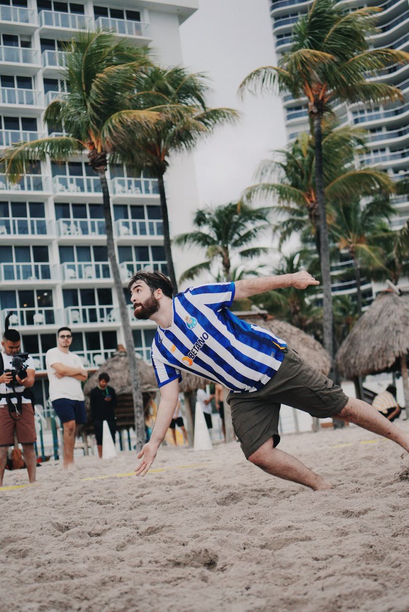 YoLetsMakeMoves's tweet image. Are you truly in Miami if you don&apos;t play a lil&apos; bit of beach volleyball? 😳#LMMM  ☀️

📸 @RedShirt__